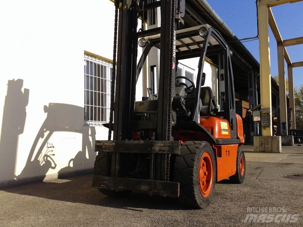 Nissan FGD09A30Q Дизелови камиони