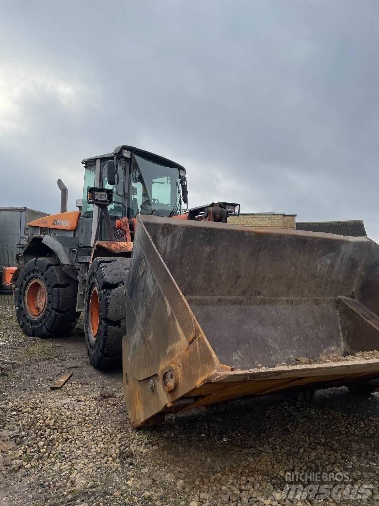 Hitachi ZW 180-5 Колесни товарачи