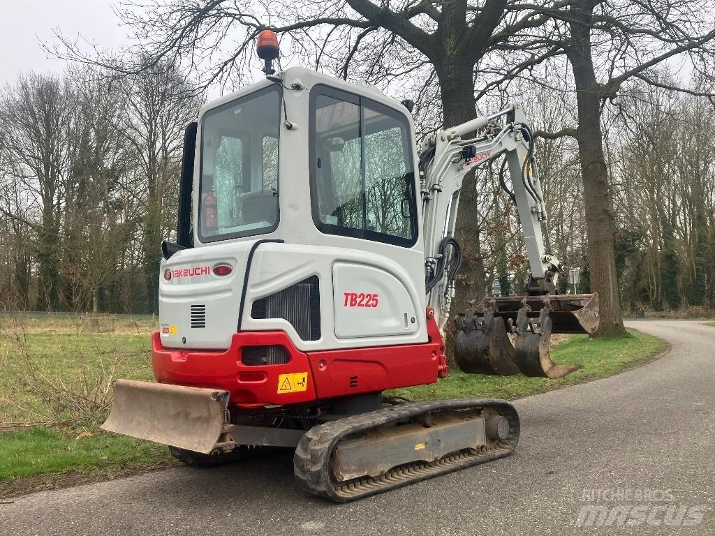 Takeuchi TB225 extra Мини екскаватори < 7 т