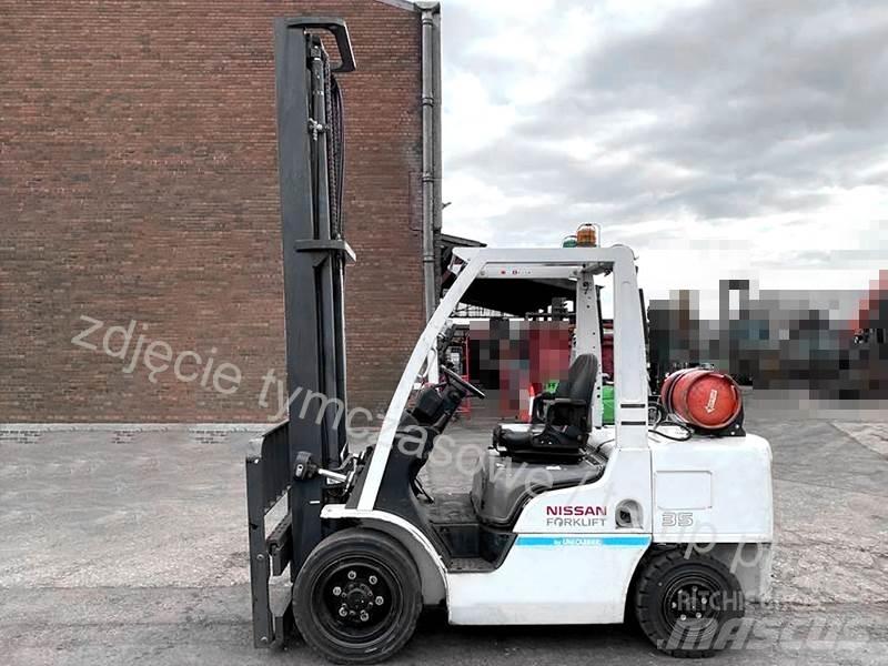 Nissan UG1F2A35DU Камиони с АГУ