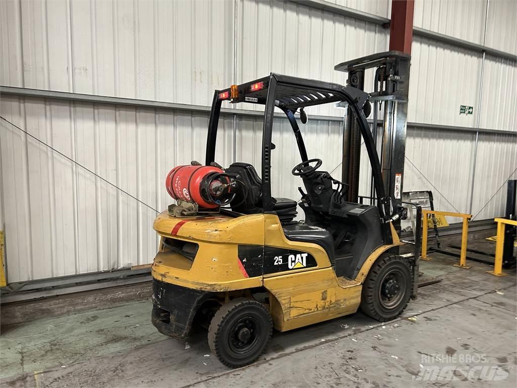 CAT GP25N Камиони с АГУ