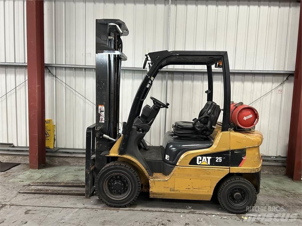 CAT GP25N Камиони с АГУ