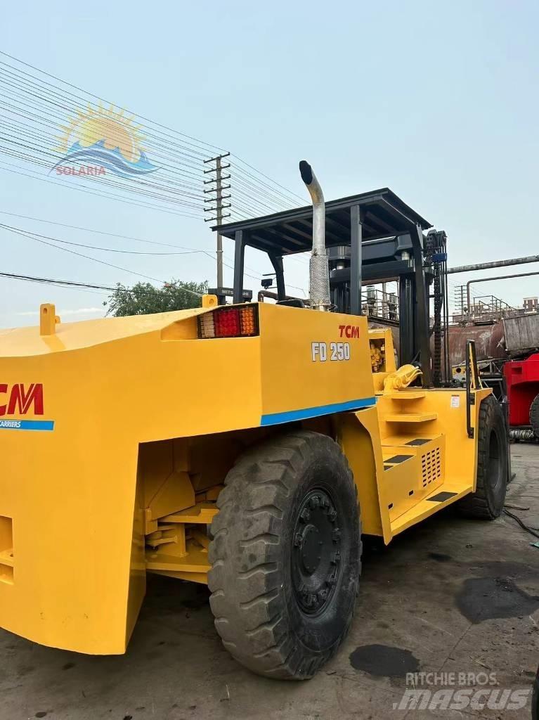 TCM FD 250 Дизелови камиони