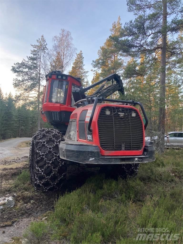 Komatsu 951 Харвестери