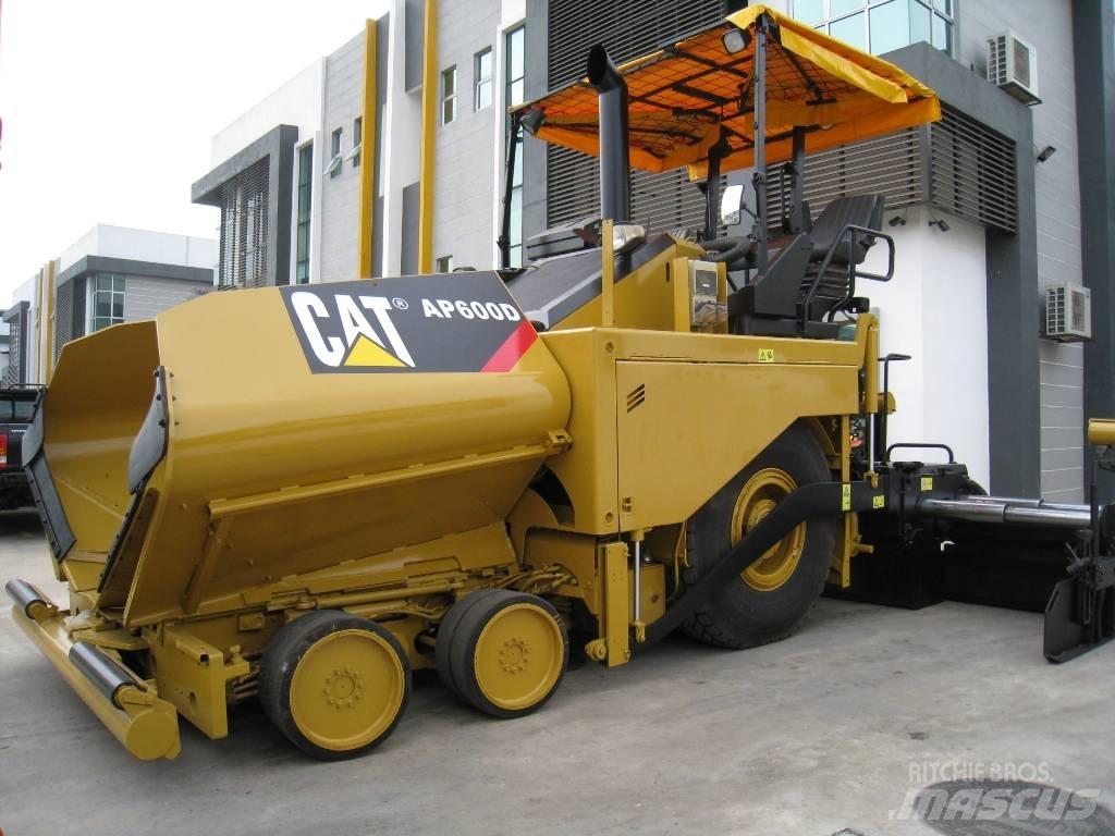 CAT AP 600 D Машини за асфалт