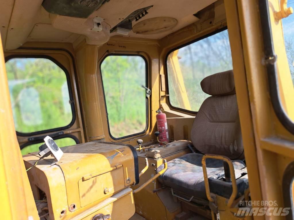 Komatsu D85A Верижни булдозери
