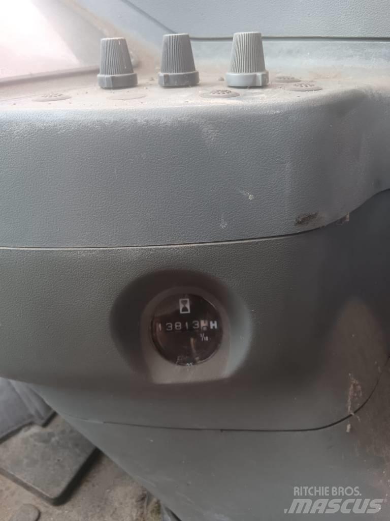 Hitachi EX135W Колесни екскаватори