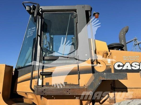 CASE 821C Колесни товарачи