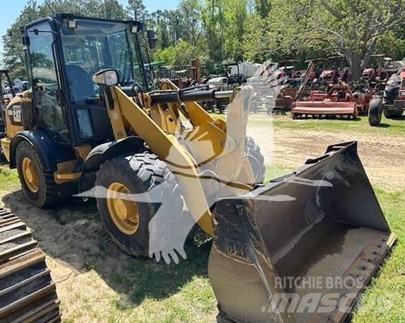 CAT 906M Колесни товарачи