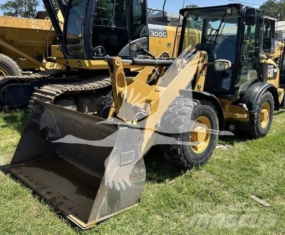 CAT 906M Колесни товарачи