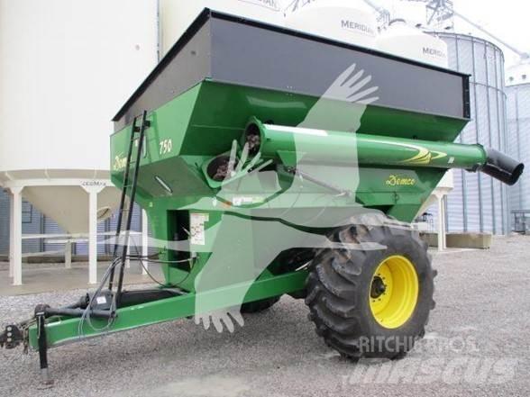 Demco 750 Ремаркета за зърно / силаж
