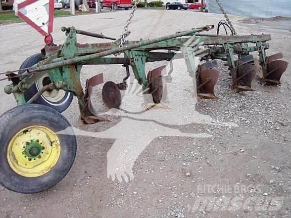 John Deere 514 Реверсивни плугове