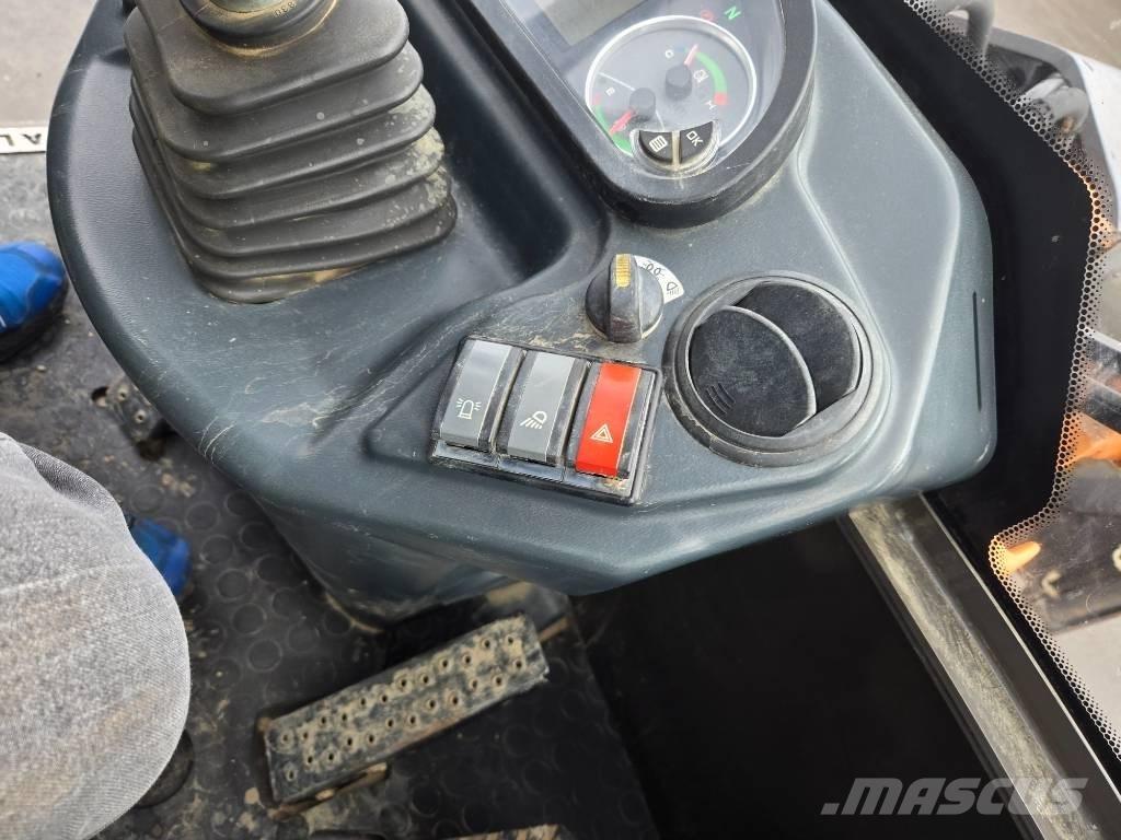 Mecalac AS 700 Колесни товарачи