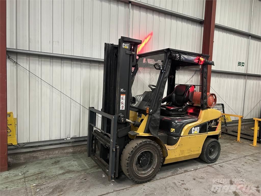 CAT GP35NT Камиони с АГУ