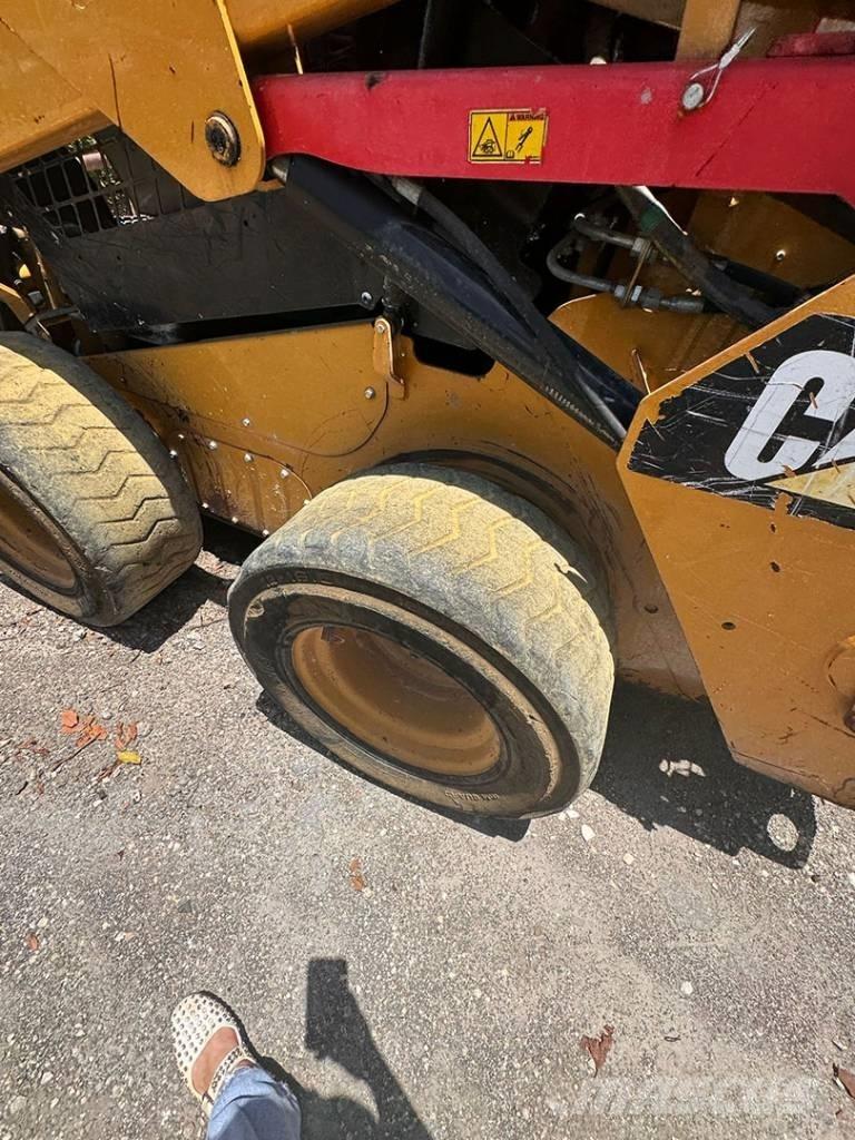 CAT 242 D Мини товарачи
