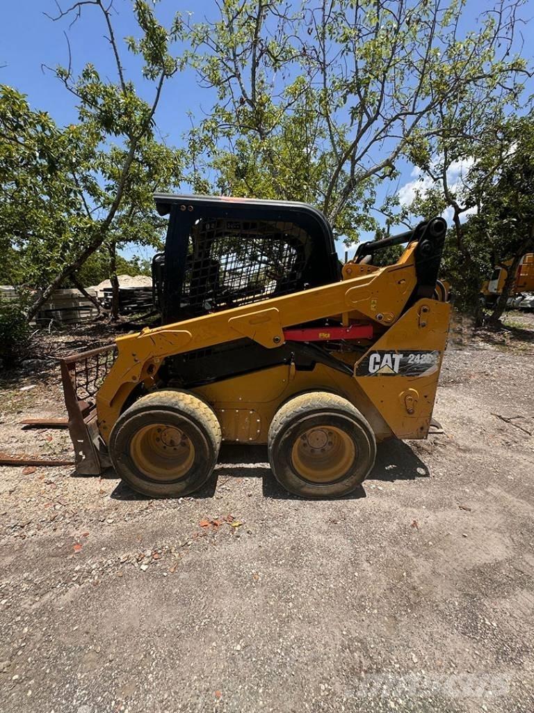 CAT 242 D Мини товарачи
