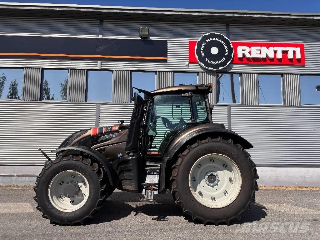 Valtra T 215 Versu Трактори