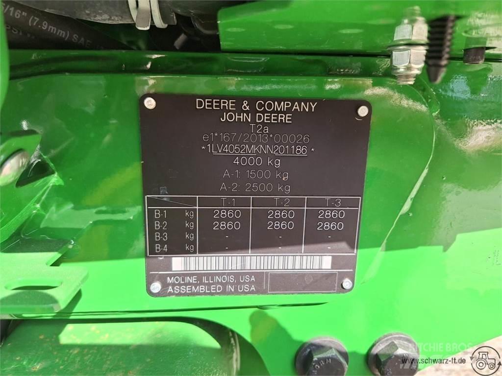 John Deere 4052M Компактни трактори