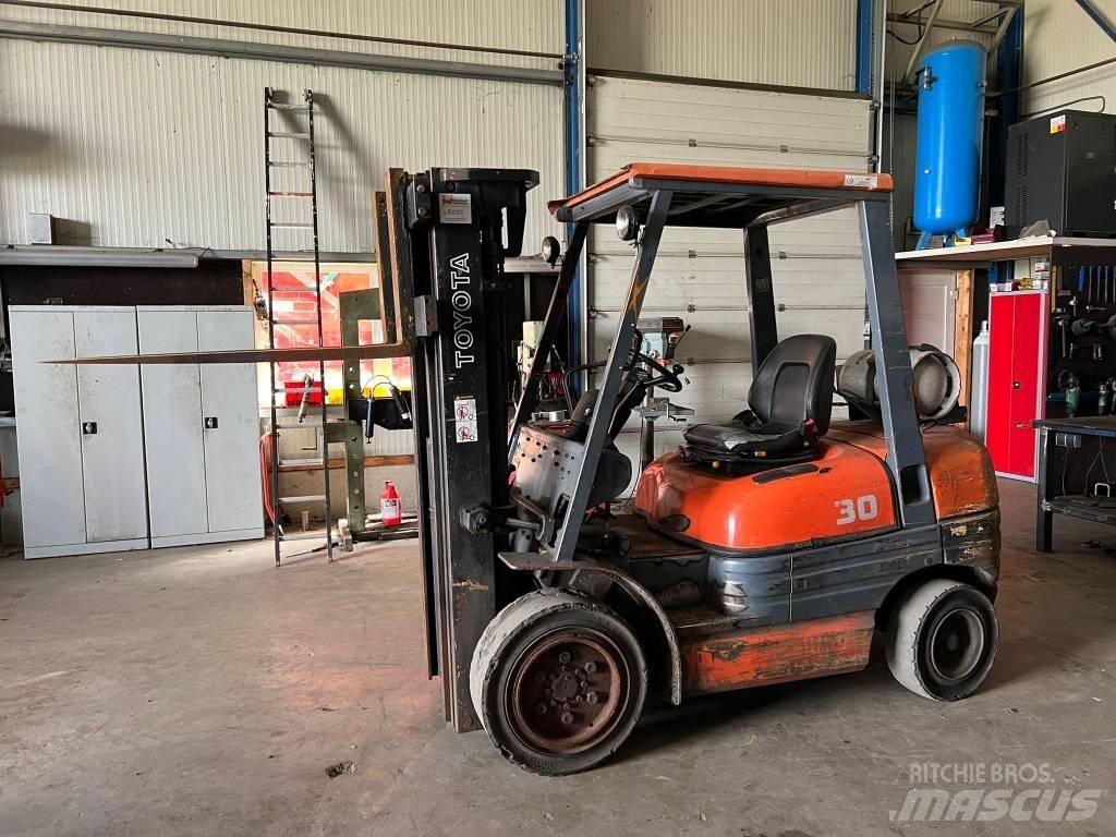 Toyota 02-6 FG F 30 Камиони с АГУ