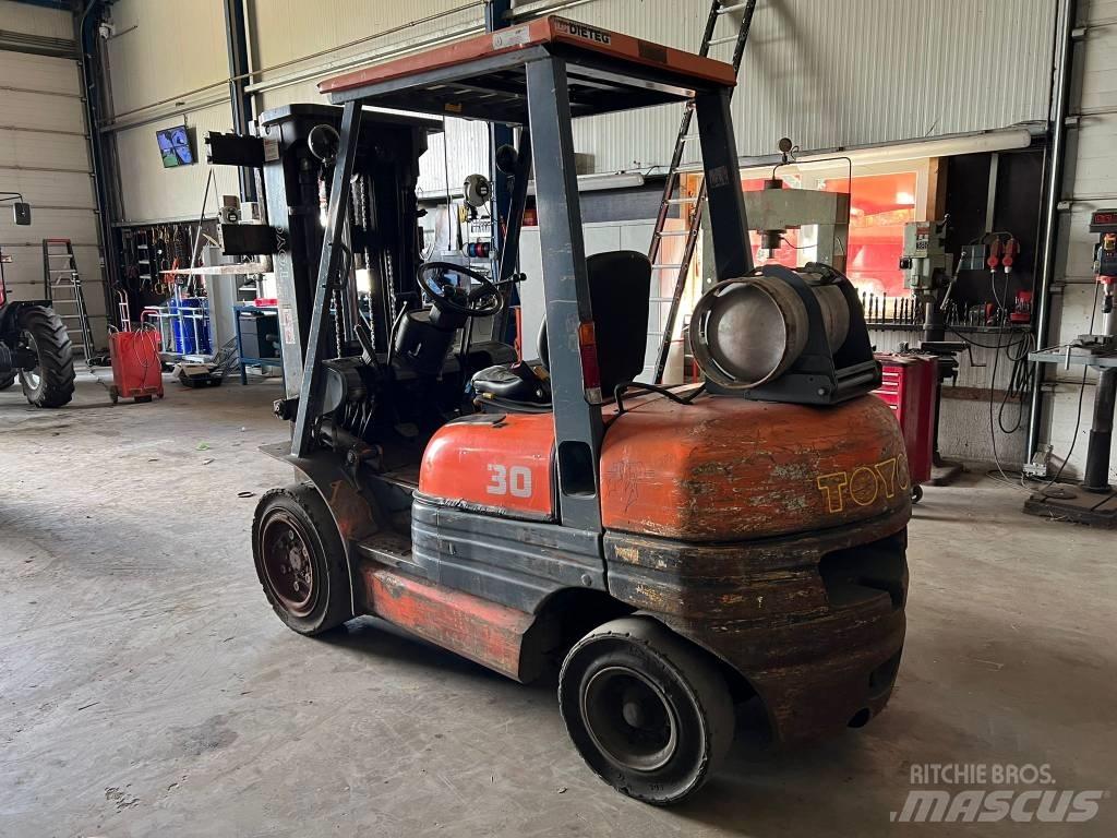Toyota 02-6 FG F 30 Камиони с АГУ
