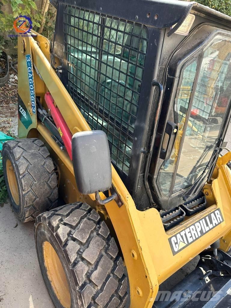 CAT 226 B Мини товарачи
