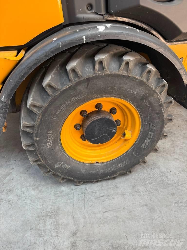 JCB 406 Колесни товарачи