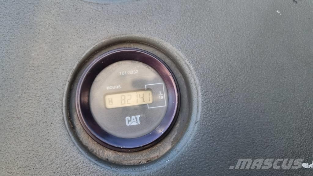 CAT 432 D Товарач със заден ексватор