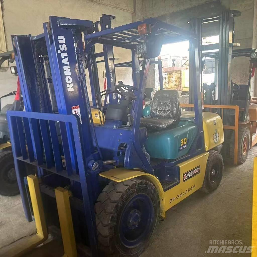 Komatsu F30T Дизелови камиони