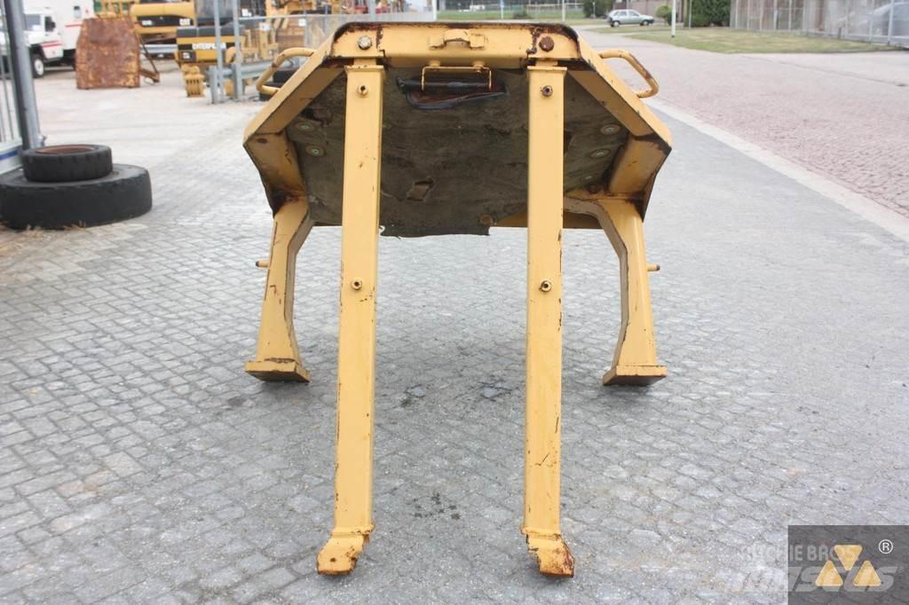 CAT D8N O-rops cab Кабини