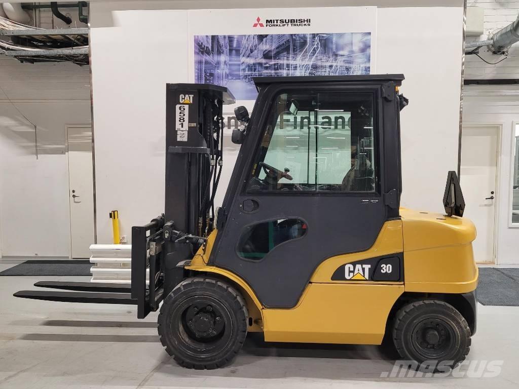 CAT DP 30 N Дизелови камиони