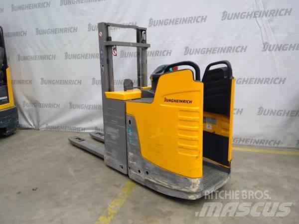 Jungheinrich ERD 220 Колички високоповдигачи с теглич