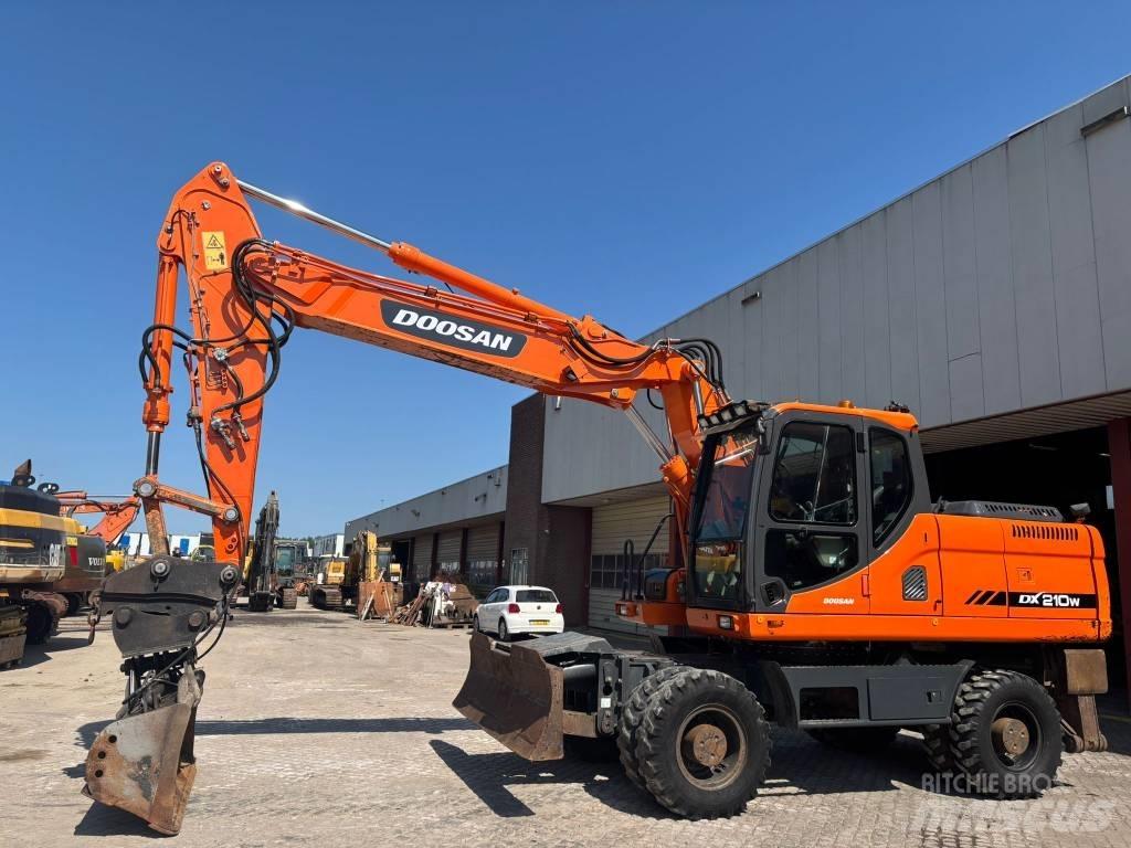 Doosan DX 210 W Колесни екскаватори