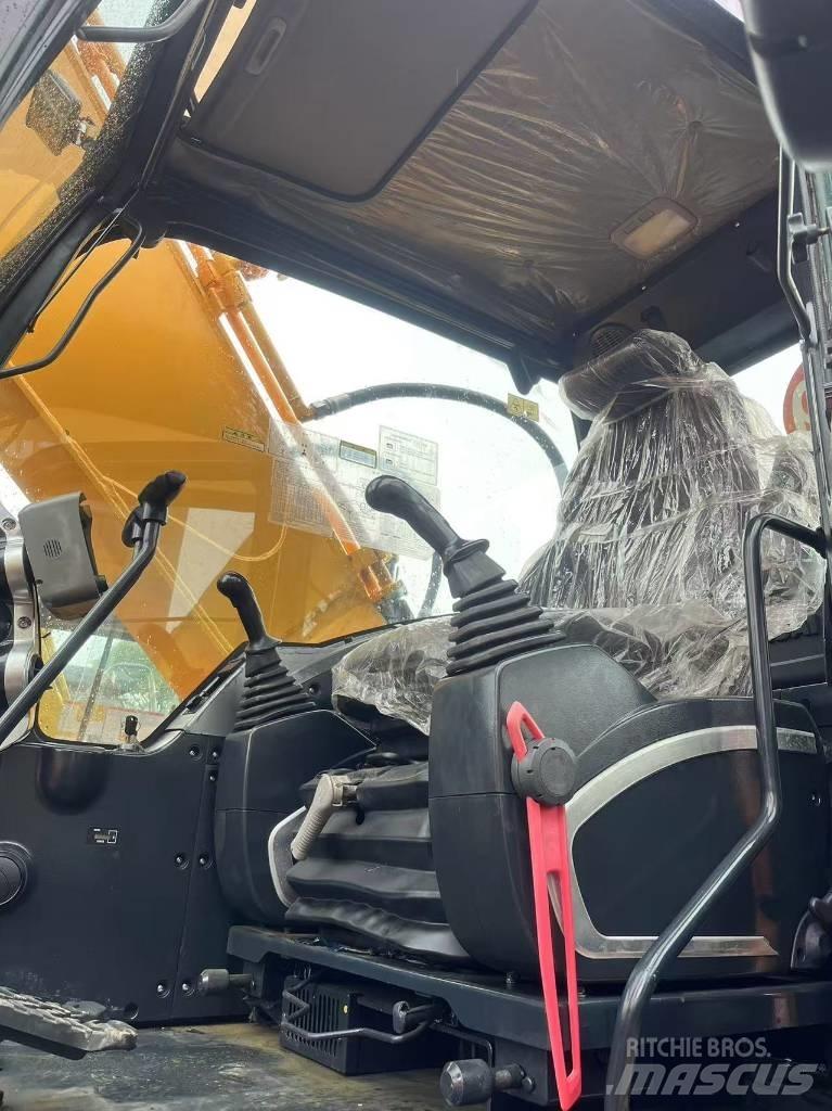 Hyundai R220LC-9S Колесни екскаватори
