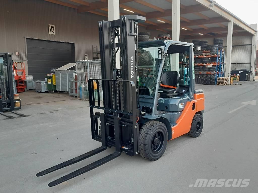 Toyota 52-8 FDF 30 Дизелови камиони