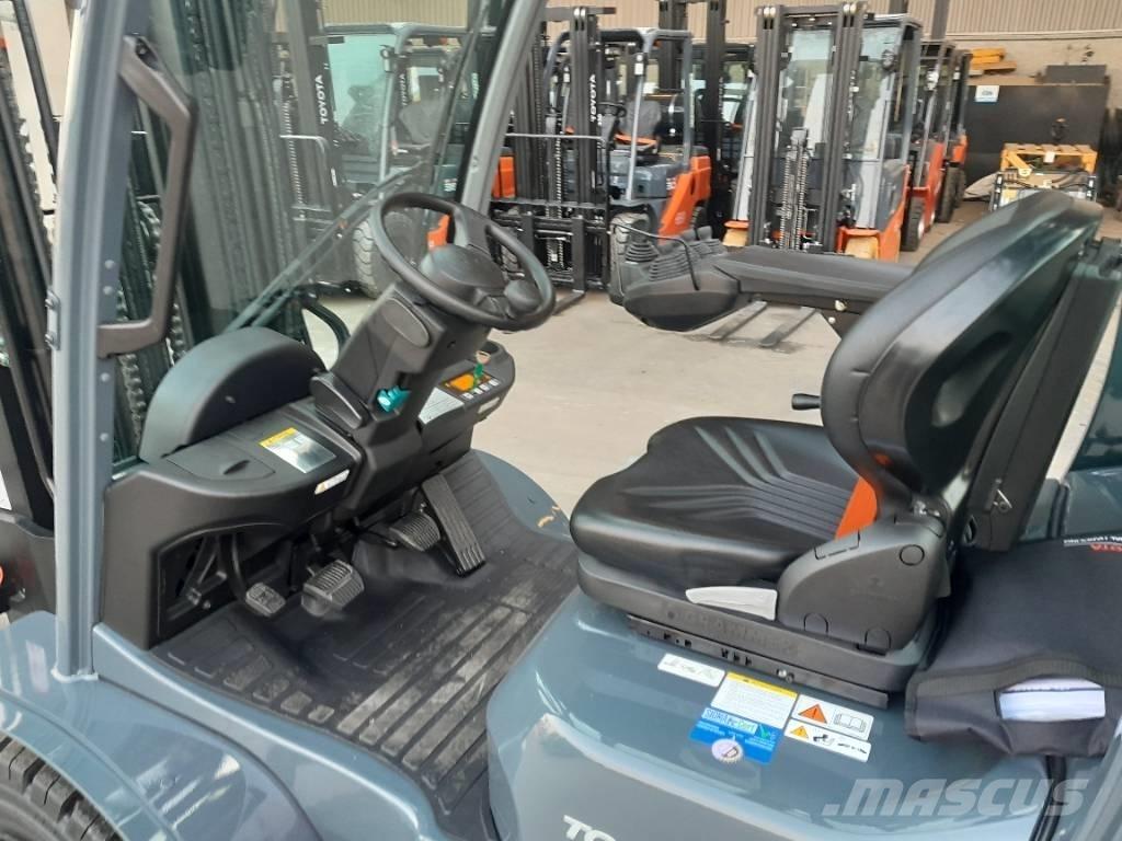 Toyota 52-8 FDF 30 Дизелови камиони