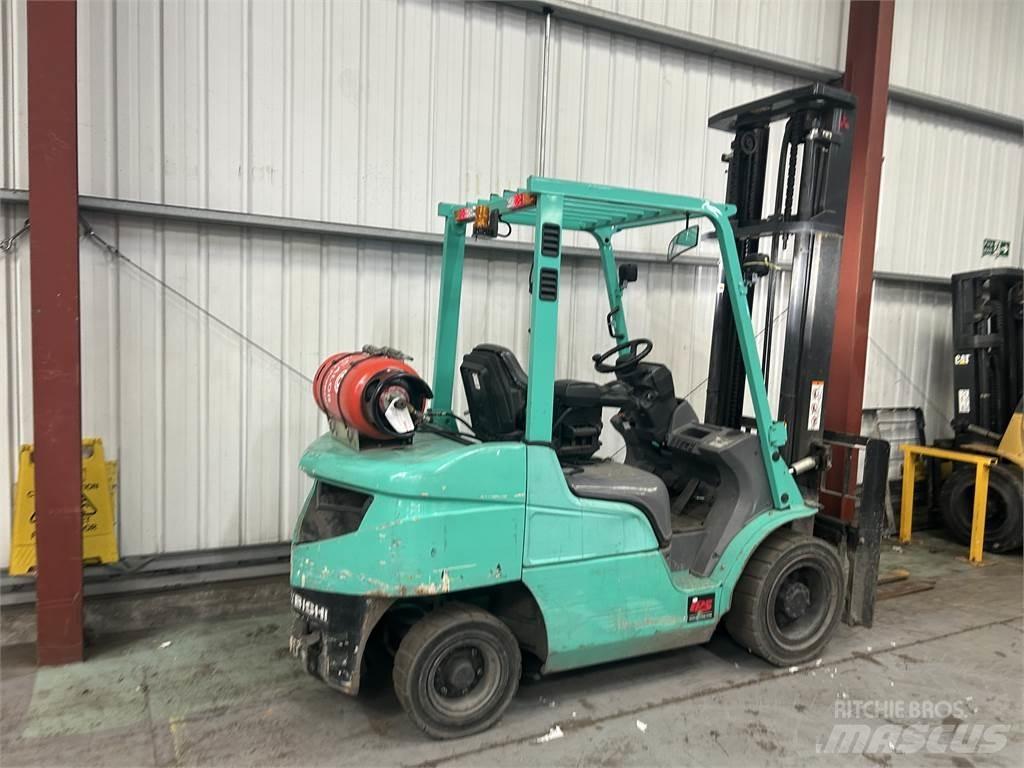 Mitsubishi FG30NT Камиони с АГУ