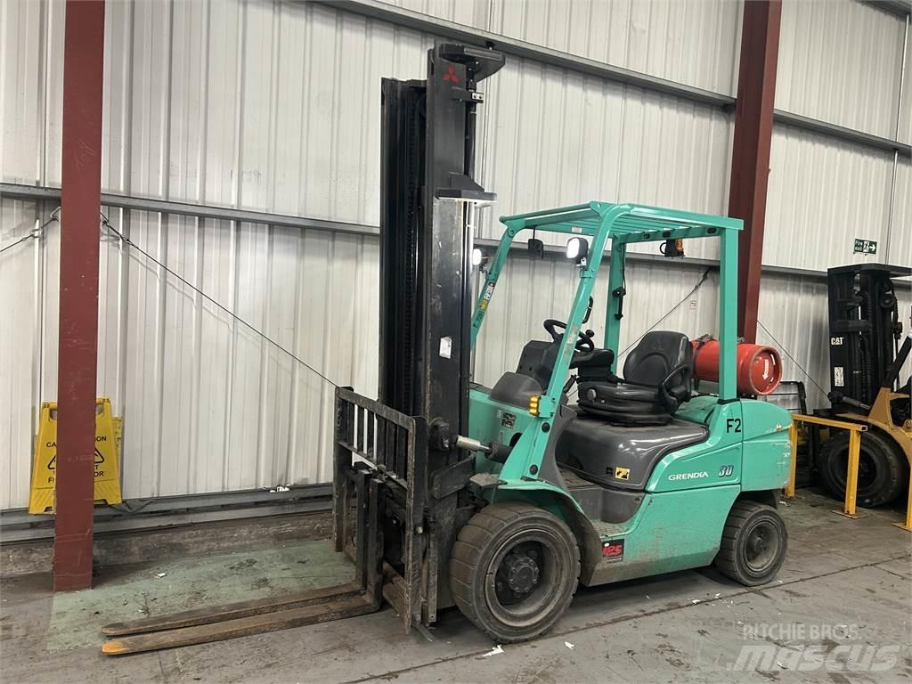 Mitsubishi FG30NT Камиони с АГУ