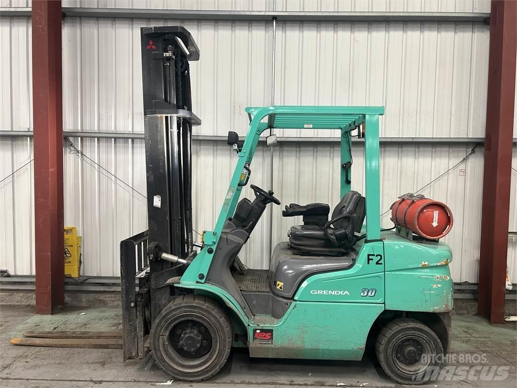 Mitsubishi FG30NT Камиони с АГУ
