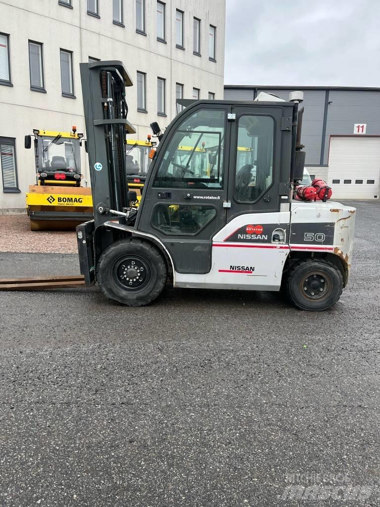 Nissan WG1F4A50Y Дизелови камиони