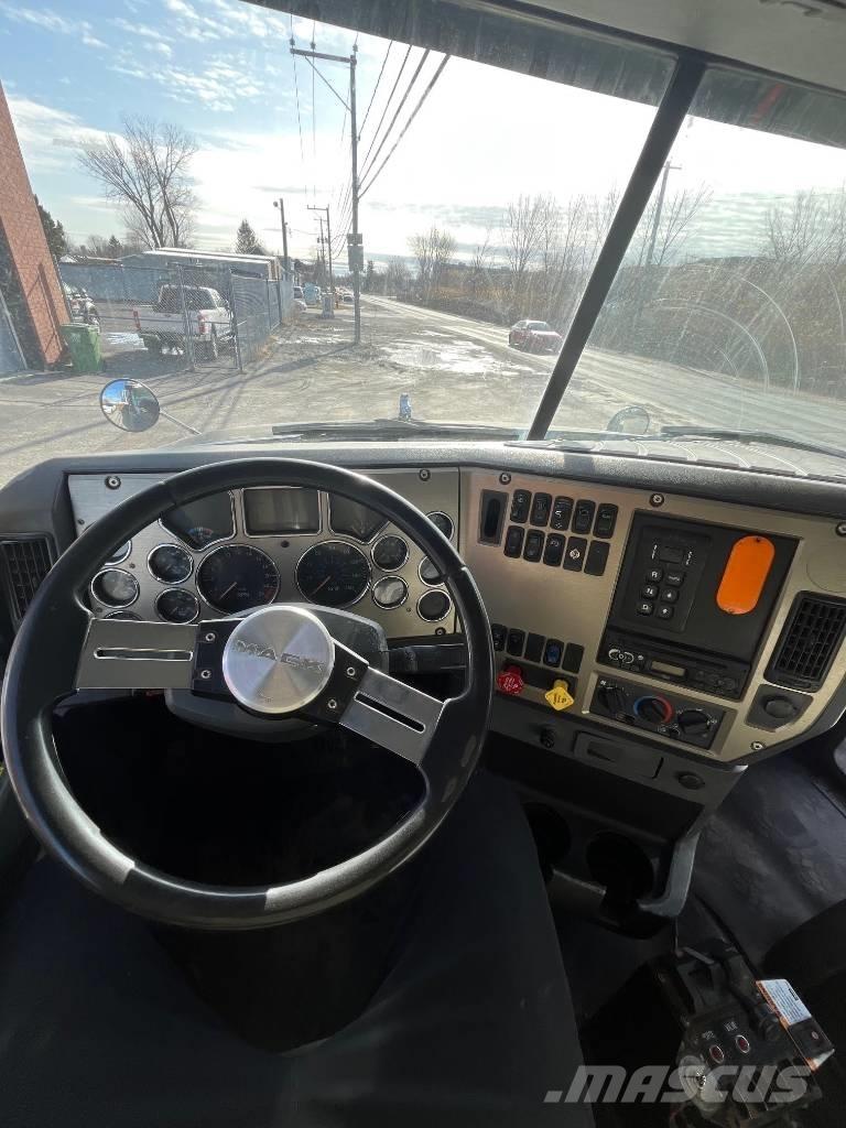 Mack GU813 Самосвал