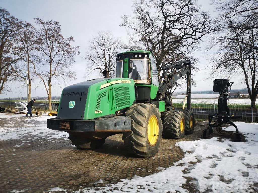 John Deere 1170 E Горски събирачи
