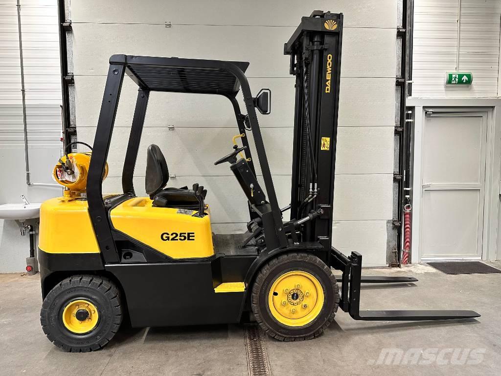  DOOSON G25E-3 Камиони с АГУ