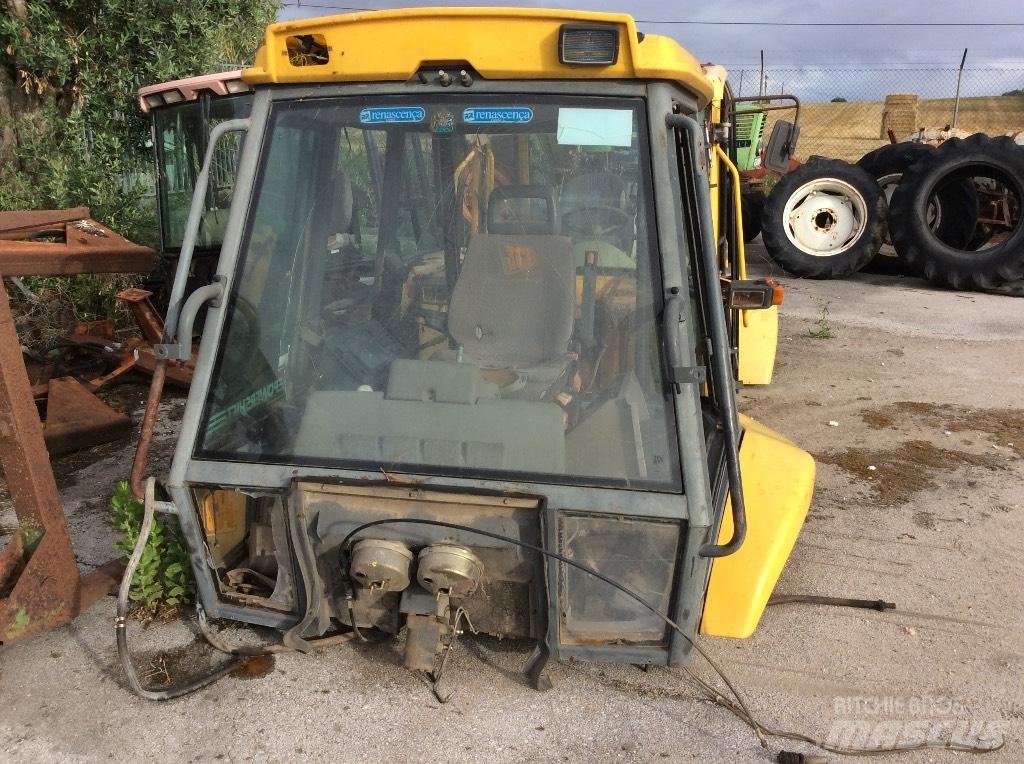 Komatsu WB 97 R Кабина
