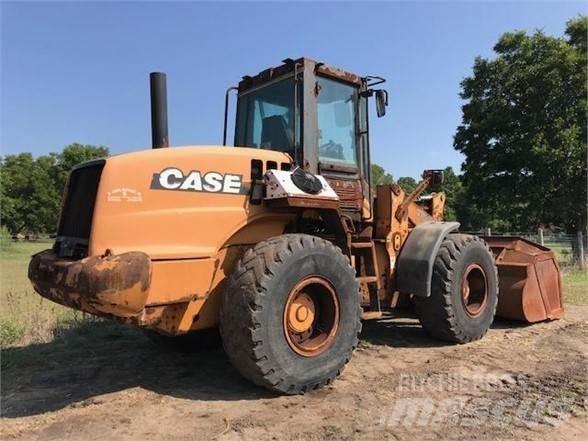 CASE 621D Колесни товарачи