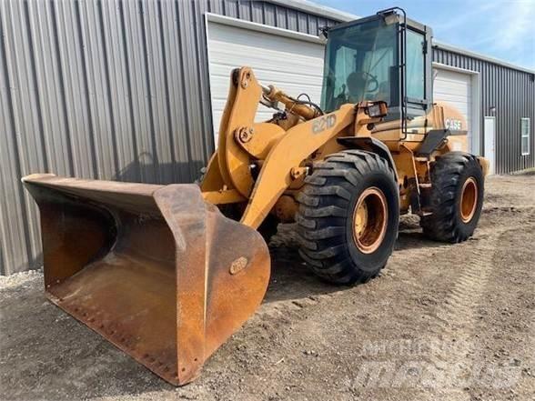 CASE 621D Колесни товарачи
