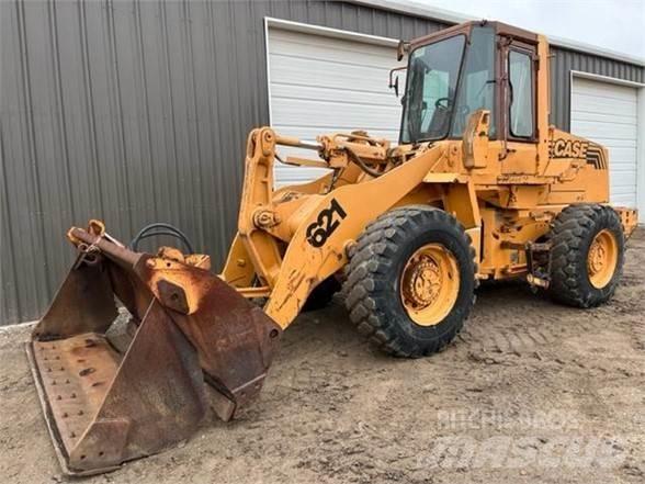 CASE 621ZF Колесни товарачи
