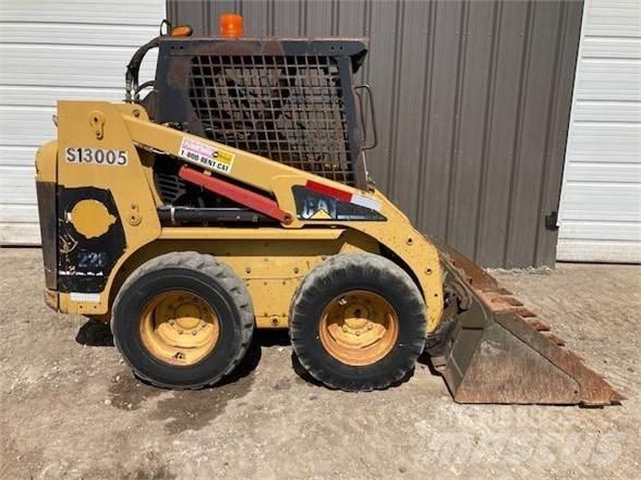 CAT 228 Мини товарачи
