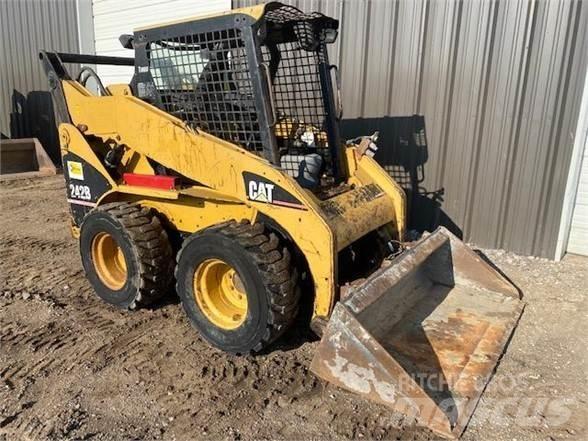 CAT 242B Мини товарачи
