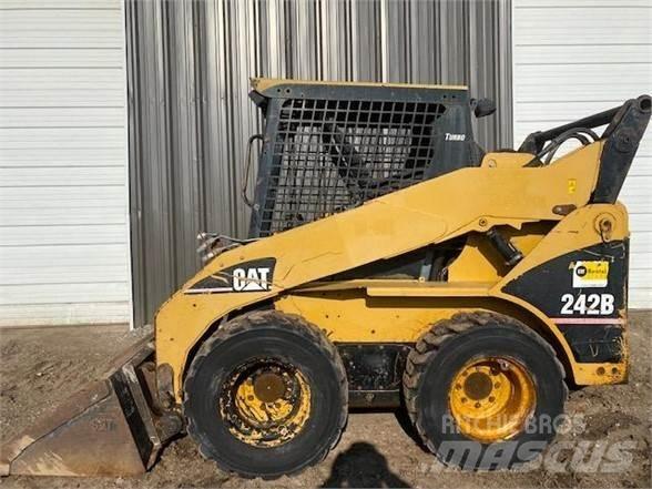 CAT 242B Мини товарачи
