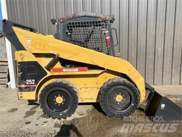 CAT 252 Мини товарачи
